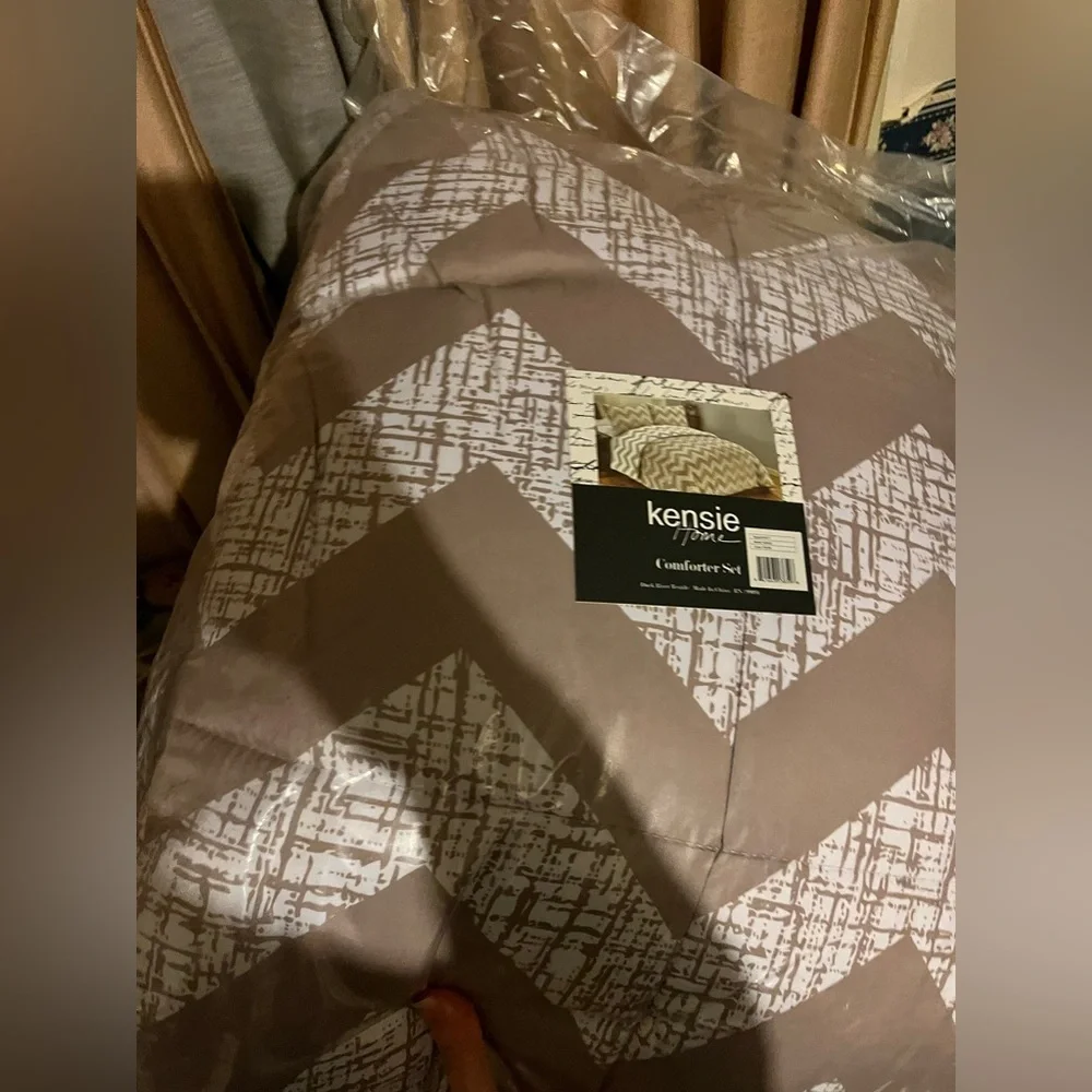 NWT Kensie Home Taupe and White Comforter Full/Queen 3-piece Chevron Ultra Soft